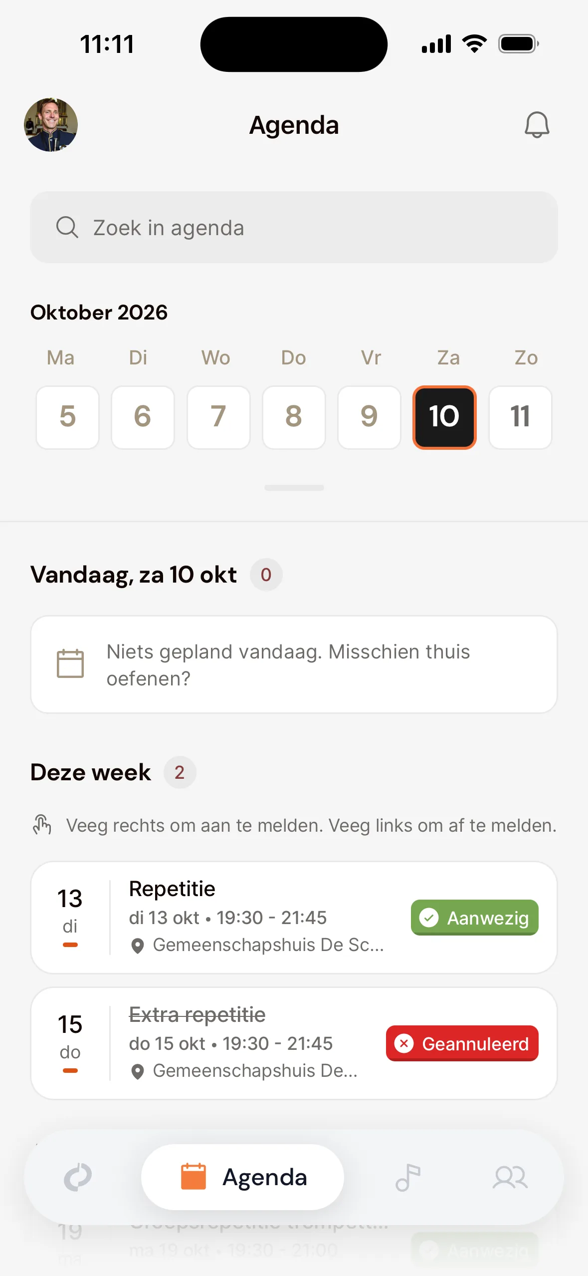 Het tabblad Agenda in de app: de week met vandaag gemarkeerd, en onder Deze week de repetitie met het label Aanwezig en een geannuleerde extra repetitie. Erboven de tip Veeg rechts om aan te melden. Veeg links om af te melden.