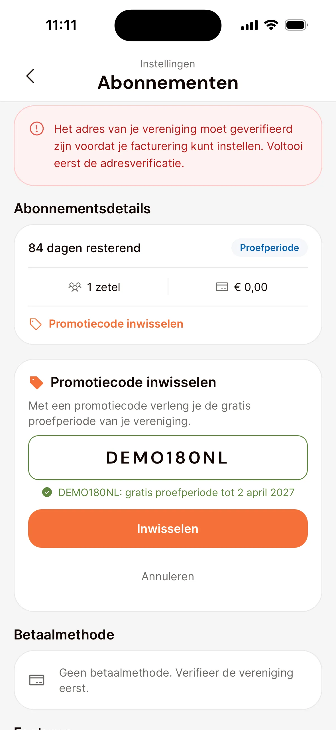 Het scherm Abonnementen in de app van een vereniging die nog niet geverifieerd is, met bovenaan de melding dat het adres eerst geverifieerd moet zijn en het blok Promotiecode inwisselen: een ingevulde code met daaronder tot wanneer de gratis proefperiode dan loopt, de knop Inwisselen en Annuleren.