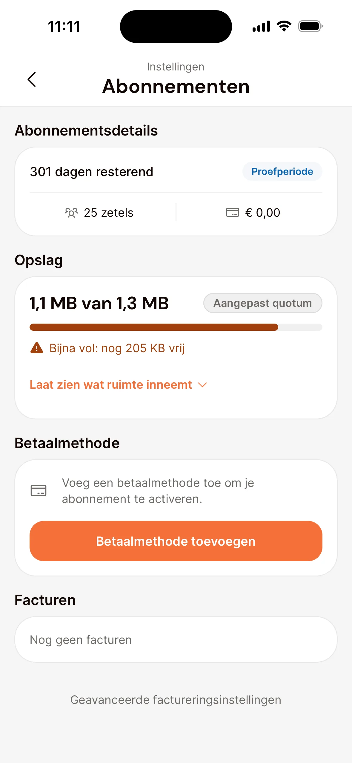 Het scherm Abonnementen in de app, gescrold naar Opslag: hoeveel ruimte er in gebruik is van het totaal, met het label Aangepast quotum, een oranje balk die grotendeels gevuld is, de regel Bijna vol met hoeveel ruimte er nog vrij is, en Laat zien wat ruimte inneemt.