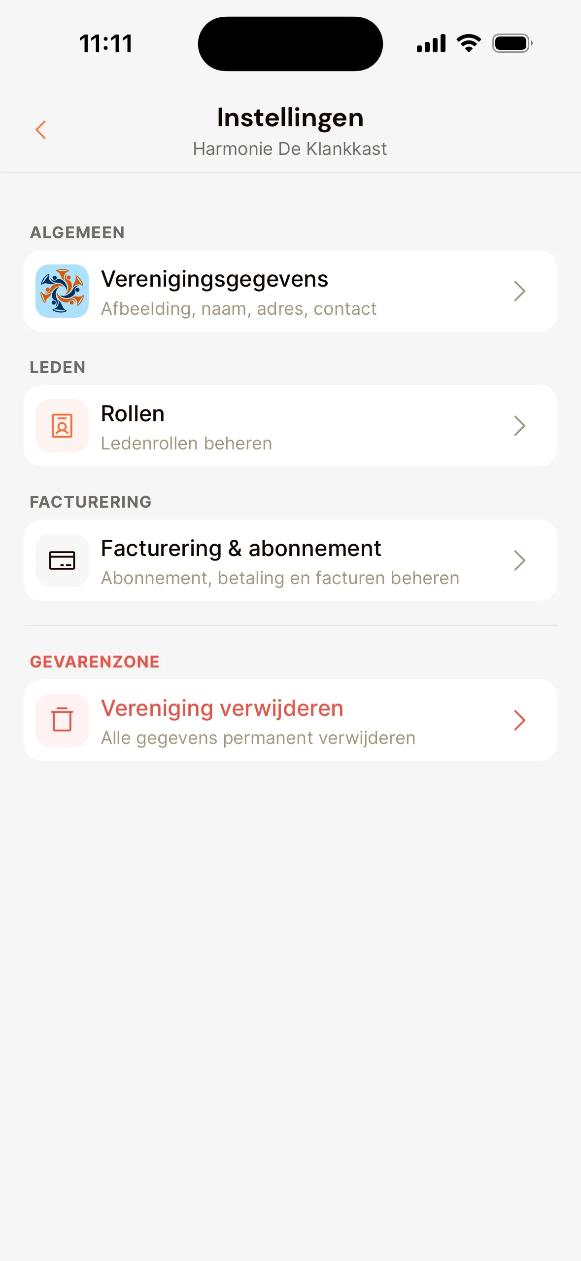 Het scherm Instellingen van de vereniging in de app: Verenigingsgegevens, onder Leden de Rollen, onder Facturering Facturering & abonnement en onder Gevarenzone Vereniging verwijderen.