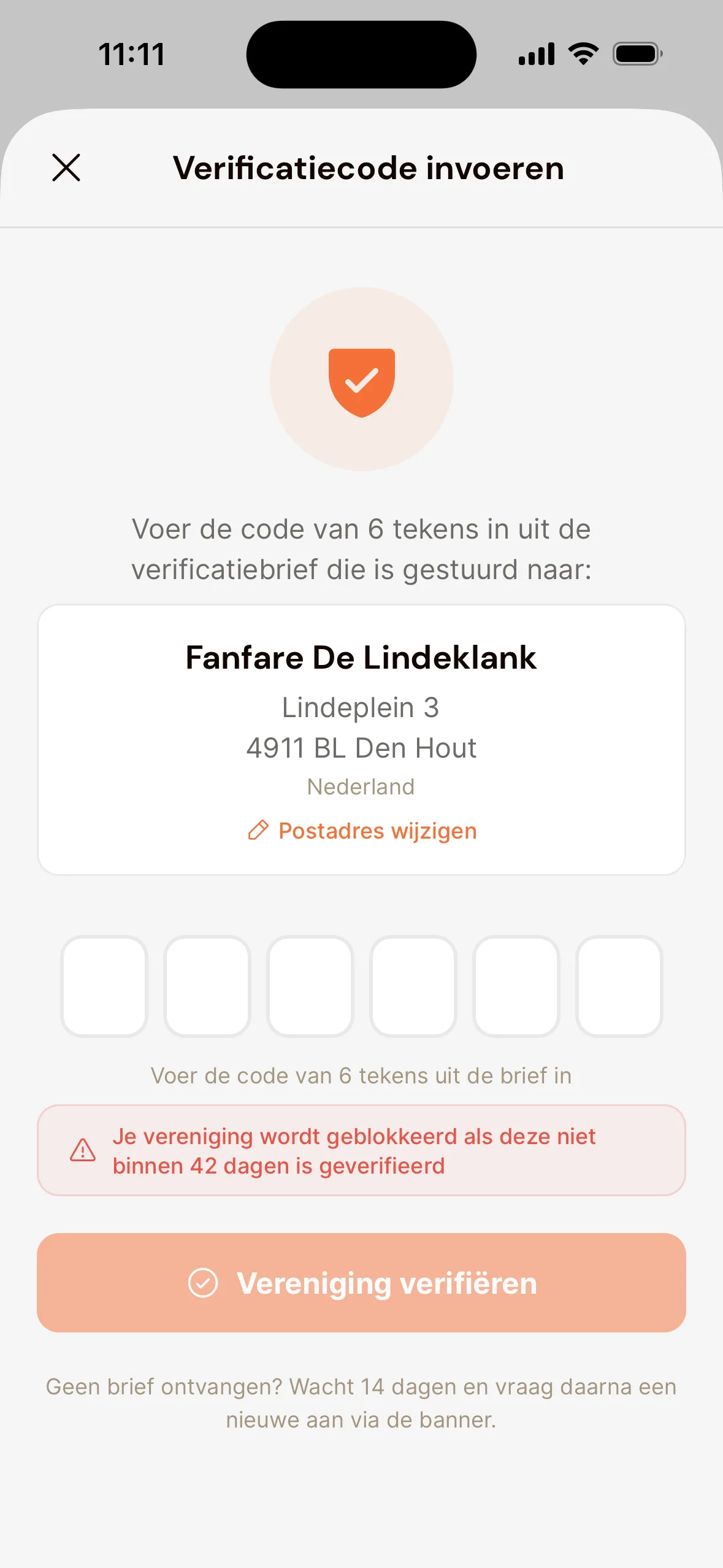 Het venster Verificatiecode invoeren in de app: de naam en het postadres van de vereniging waar de brief heen ging, met Postadres wijzigen, zes vakjes voor de code, de melding hoeveel dagen je nog hebt en de knop Vereniging verifiëren.