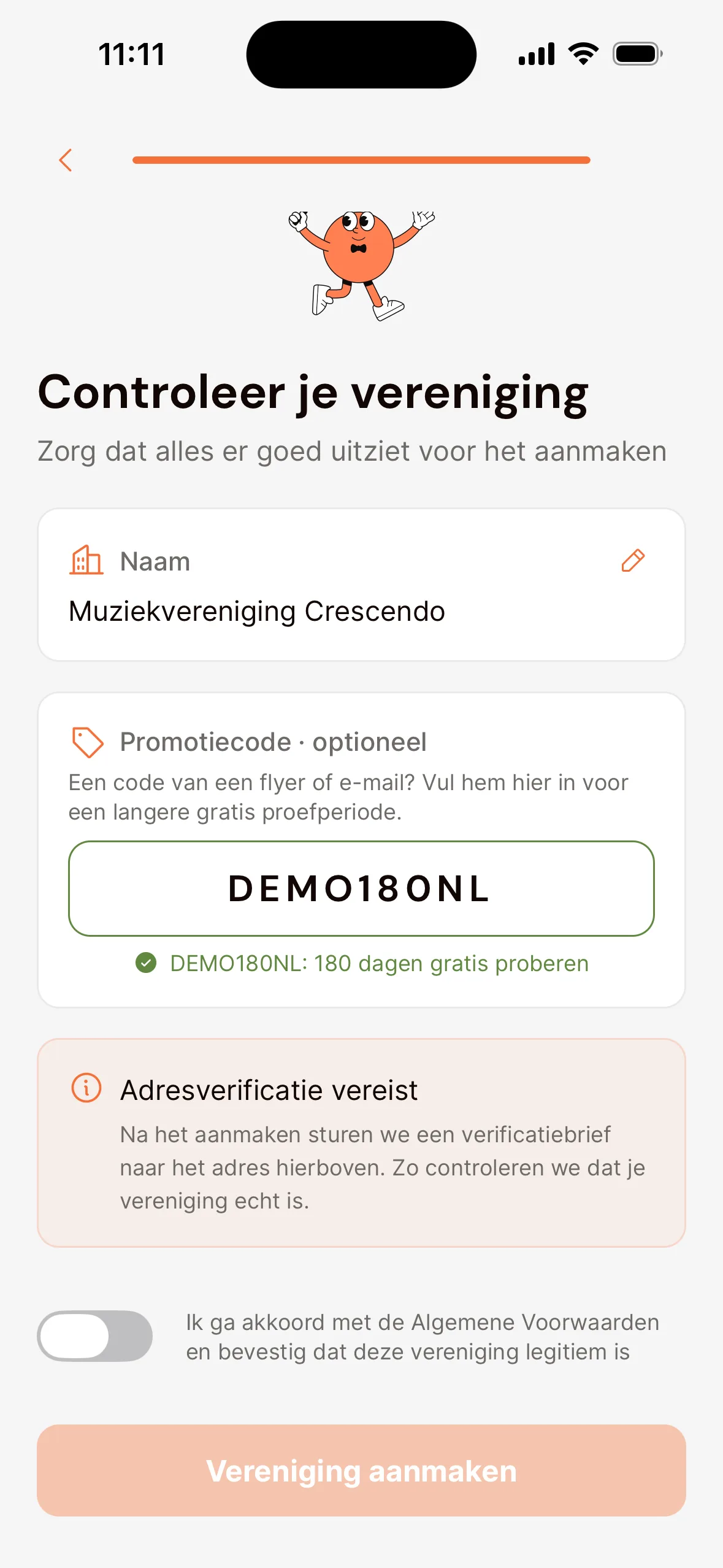 De laatste stap van een nieuwe vereniging in de app, Controleer je vereniging: de naam, en bij Promotiecode · optioneel een ingevulde code met daaronder hoeveel dagen gratis proberen je krijgt.