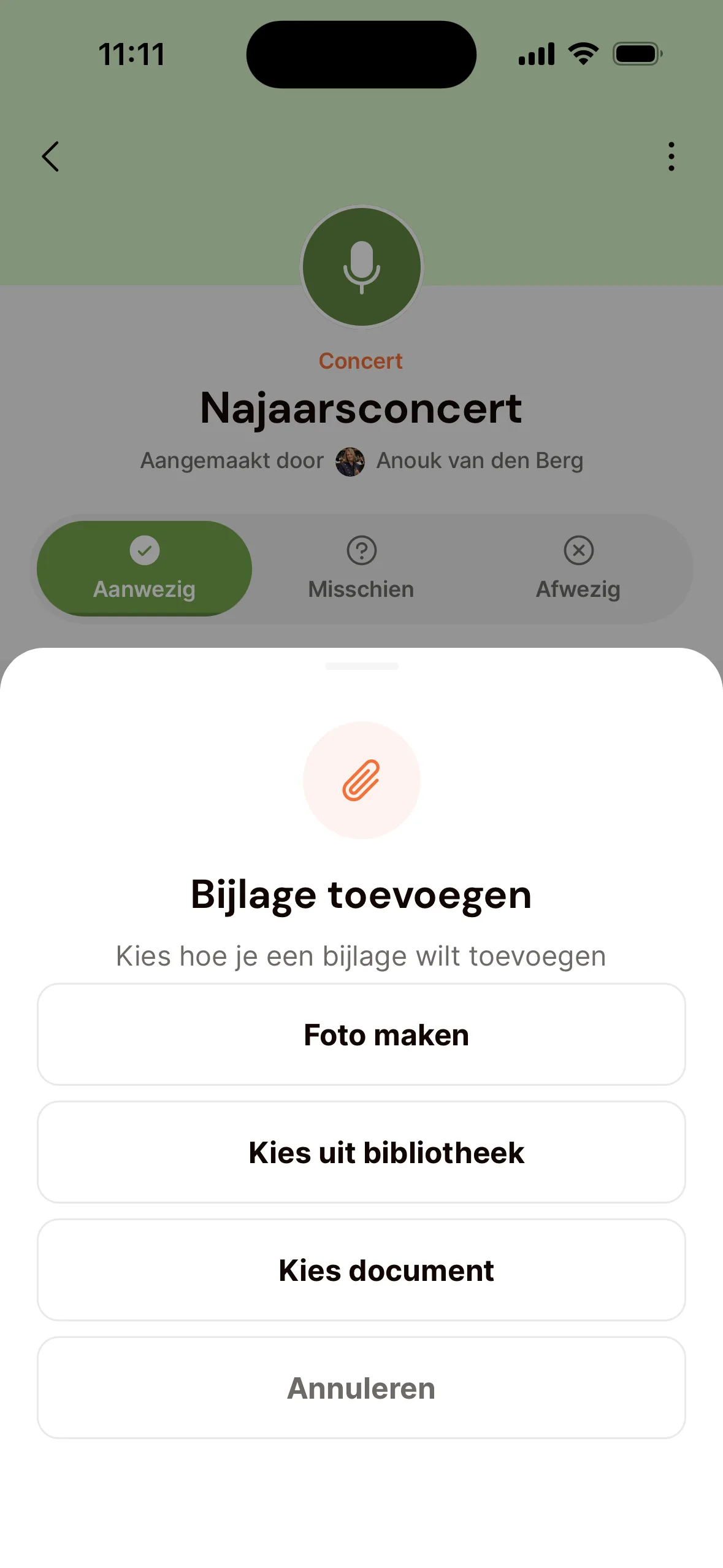 Een concert in de app met het venster Bijlage toevoegen: de knoppen Foto maken, Kies uit bibliotheek en Kies document, en Annuleren.