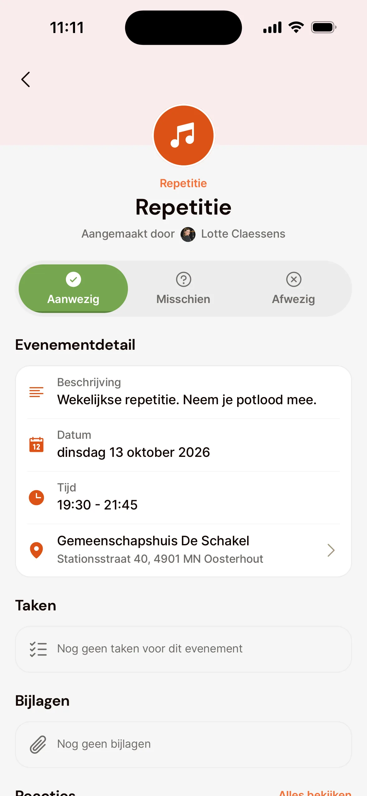Een repetitie in de app zoals een lid hem ziet: bovenaan de knoppen Aanwezig (gekozen), Misschien en Afwezig, daaronder de datum, de tijd en de locatie.
