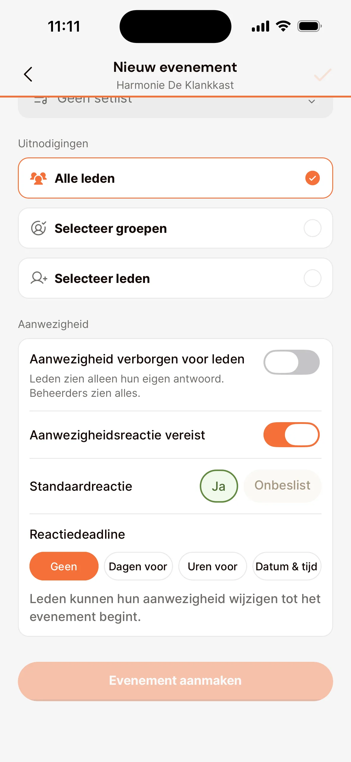 Het scherm Nieuw evenement in de app, bij Uitnodigingen (Alle leden, Selecteer groepen, Selecteer leden) en Aanwezigheid: de schakelaars Aanwezigheid verborgen voor leden en Aanwezigheidsreactie vereist, Standaardreactie en Reactiedeadline.