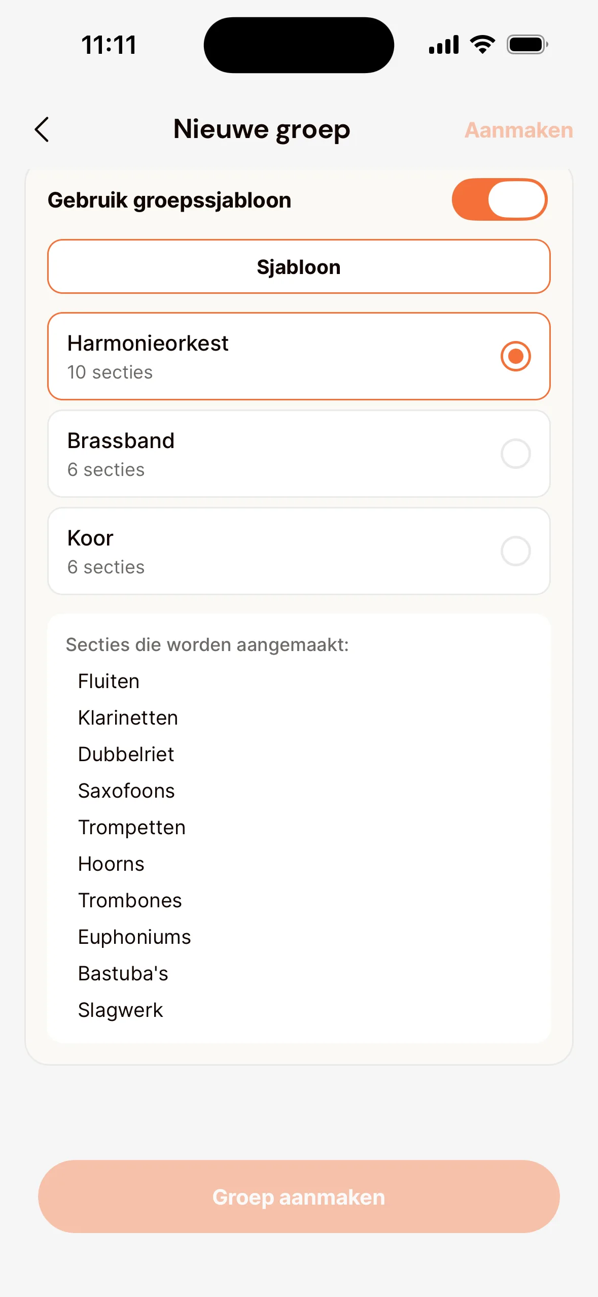Het scherm Nieuwe groep in de app van een nieuwe vereniging: Gebruik groepssjabloon staat aan, het sjabloon Harmonieorkest is gekozen (naast Brassband en Koor), met daaronder de secties die worden aangemaakt, zoals Fluiten, Klarinetten en Slagwerk.