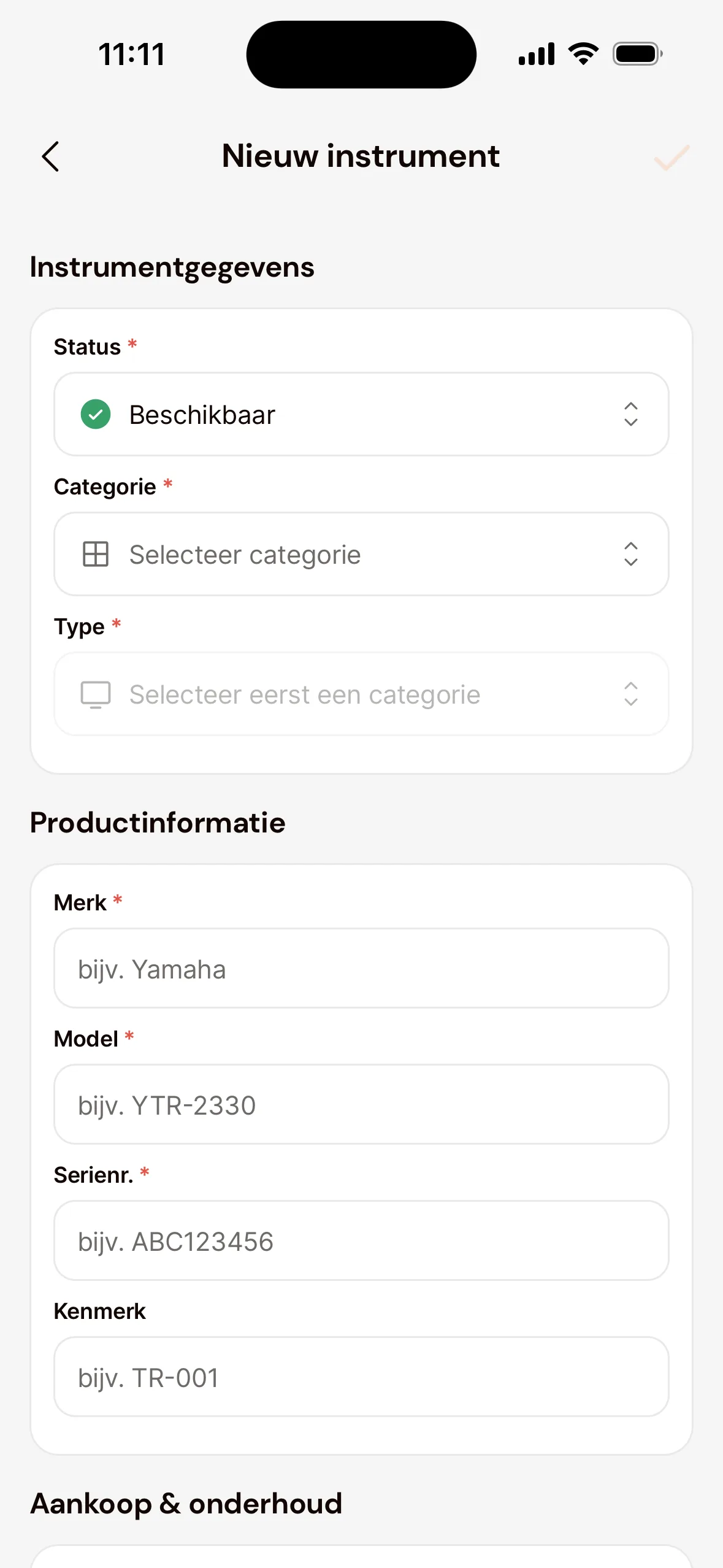 Het scherm Nieuw instrument in de app: Status (Beschikbaar), Categorie, Type, en onder Productinformatie de velden Merk, Model, Serienr. en Kenmerk.