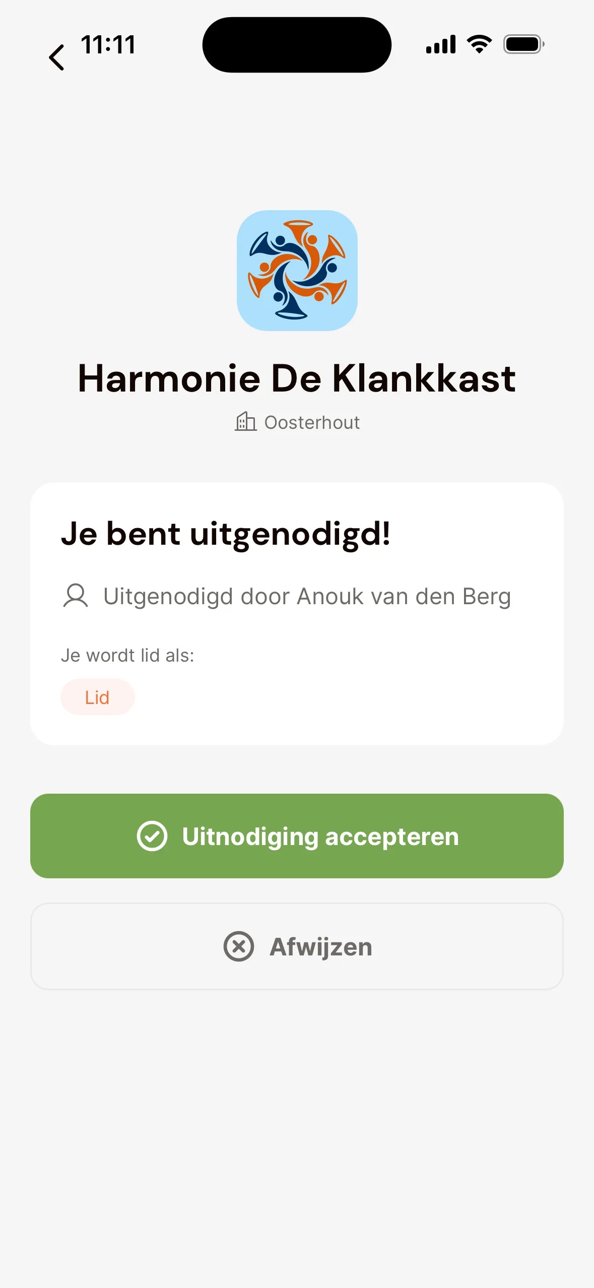 Een uitnodiging in de app: het logo en de naam van de vereniging, Je bent uitgenodigd! met wie je uitnodigde, onder Je wordt lid als: de rol Lid, en de knoppen Uitnodiging accepteren en Afwijzen.