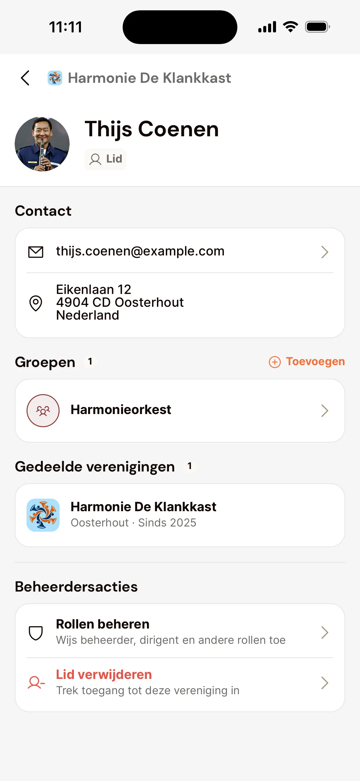 De pagina van een lid in de app voor een beheerder: Contact, onder Groepen het Harmonieorkest met rechts Toevoegen, en onder Beheerdersacties Rollen beheren en Lid verwijderen.