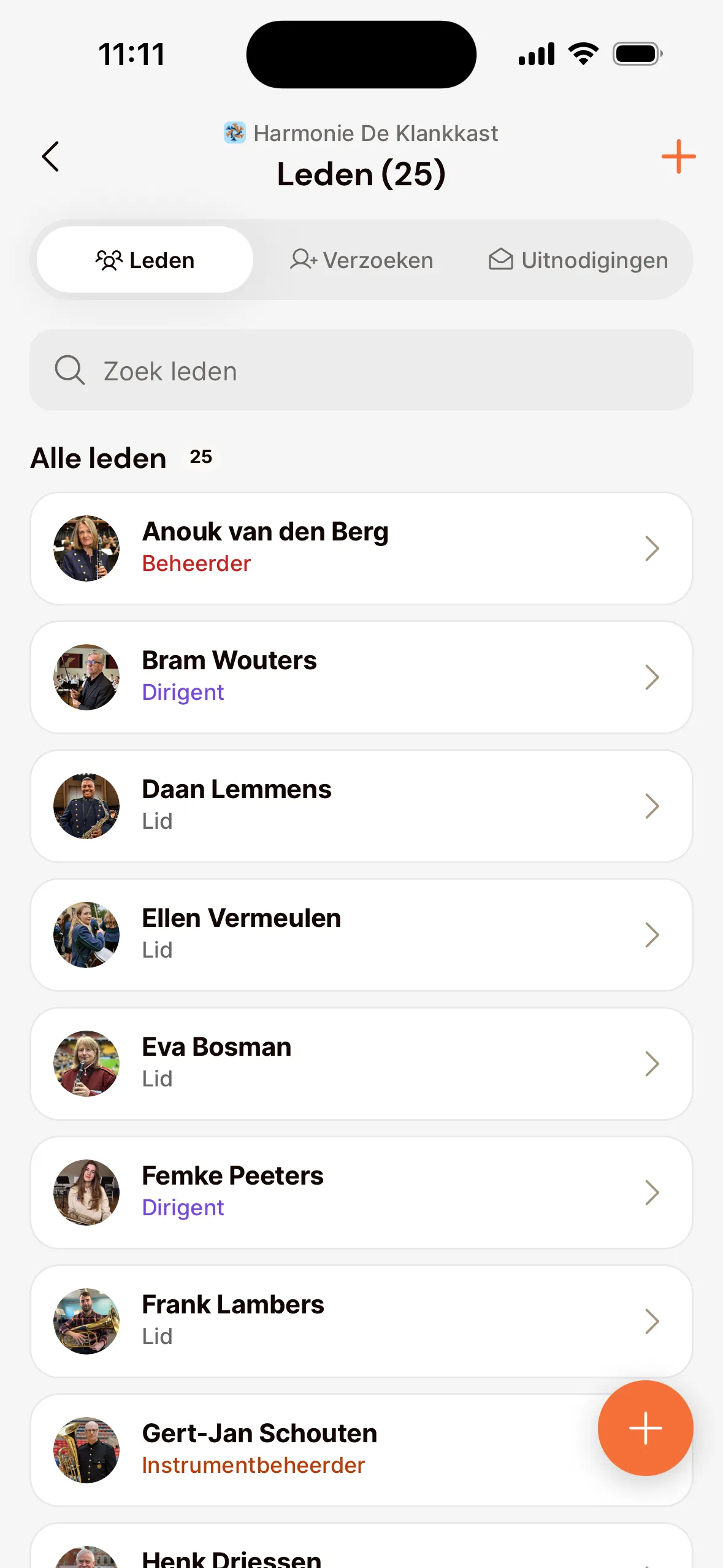 De ledenlijst in de app voor een beheerder: de tabbladen Leden, Verzoeken en Uitnodigingen, het zoekveld en de leden met hun rol, met rechtsboven en rechtsonder de plusknop om leden toe te voegen.