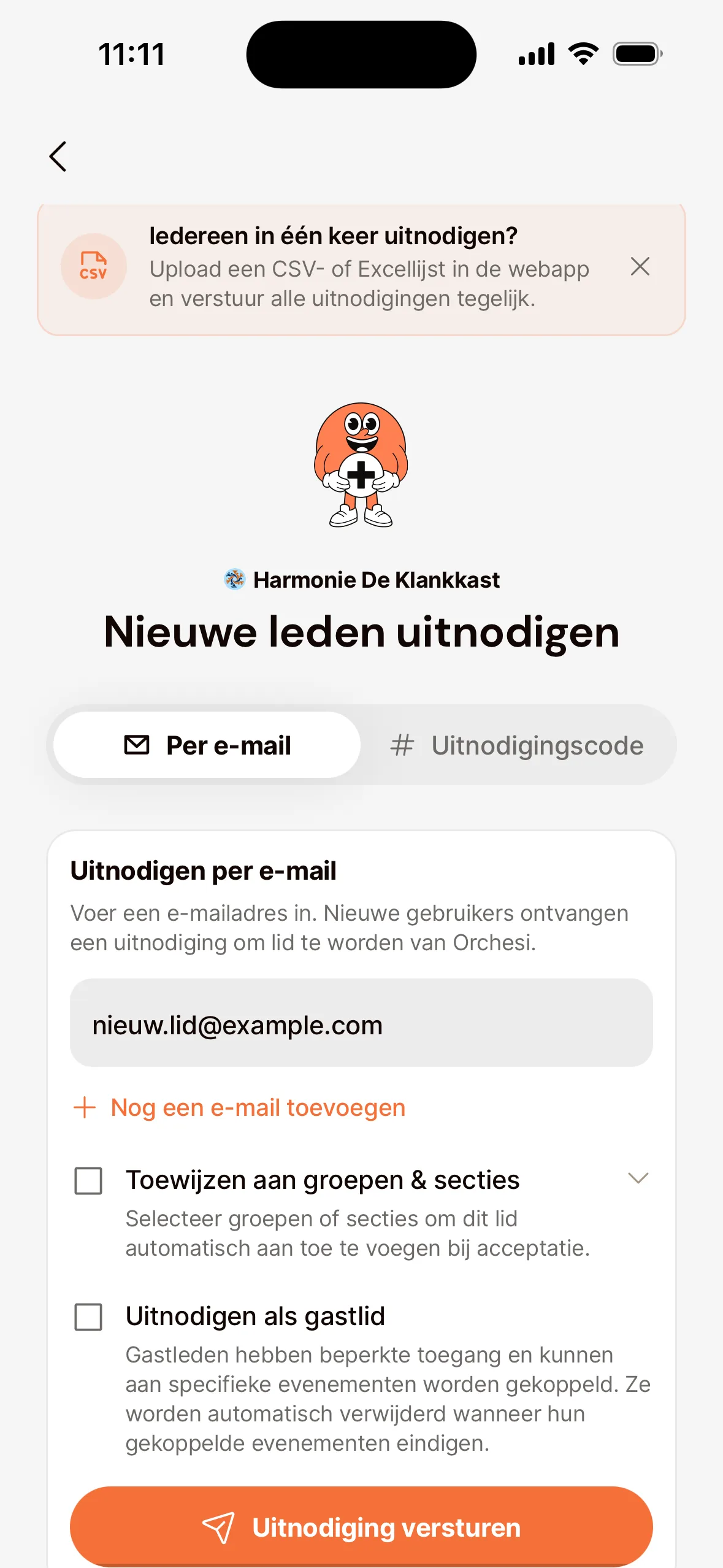 Het scherm Nieuwe leden uitnodigen in de app, tabblad Per e-mail: een ingevuld e-mailadres, Nog een e-mail toevoegen, Toewijzen aan groepen & secties, Uitnodigen als gastlid en de knop Uitnodiging versturen.