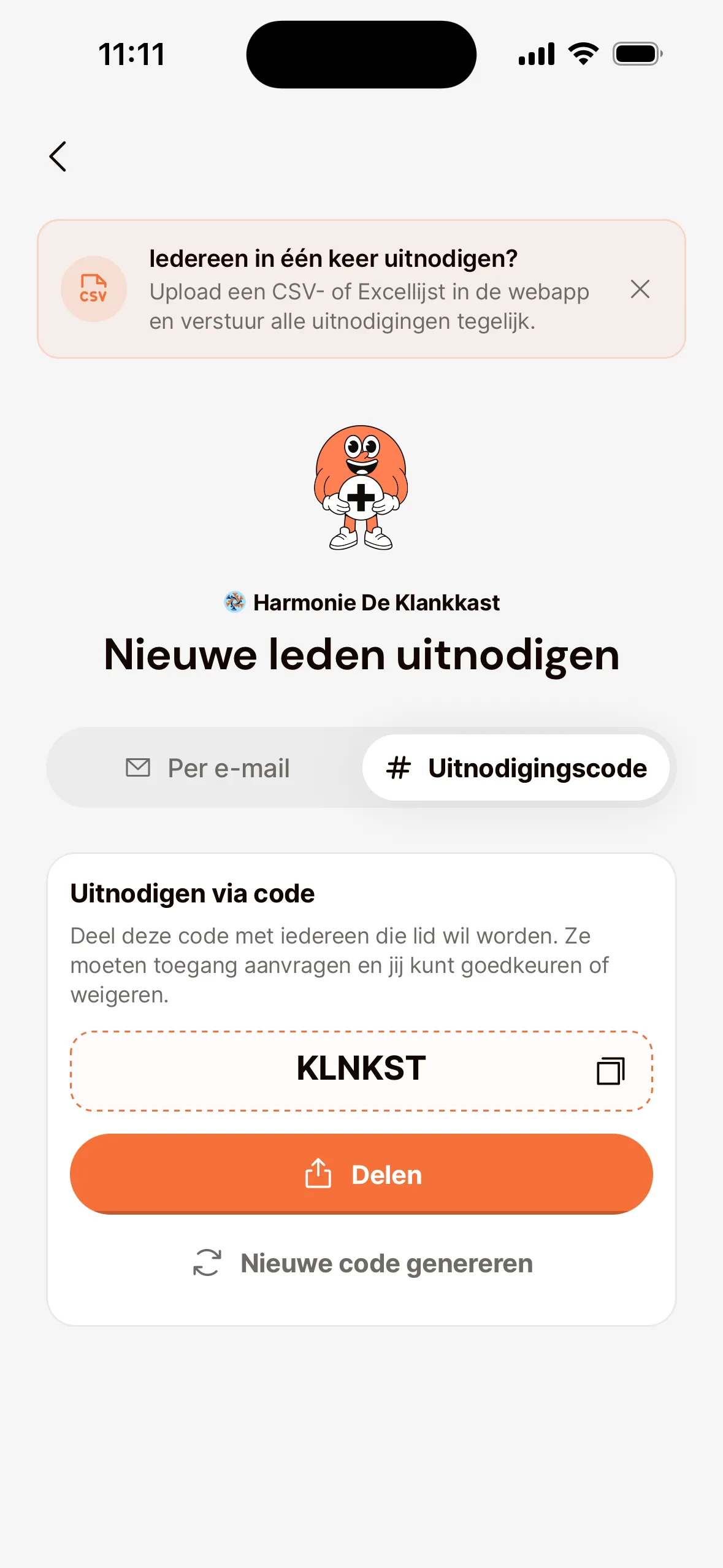 Het scherm Nieuwe leden uitnodigen in de app, tabblad Uitnodigingscode: de code van de vereniging met een kopieerknop, de knop Delen en Nieuwe code genereren.
