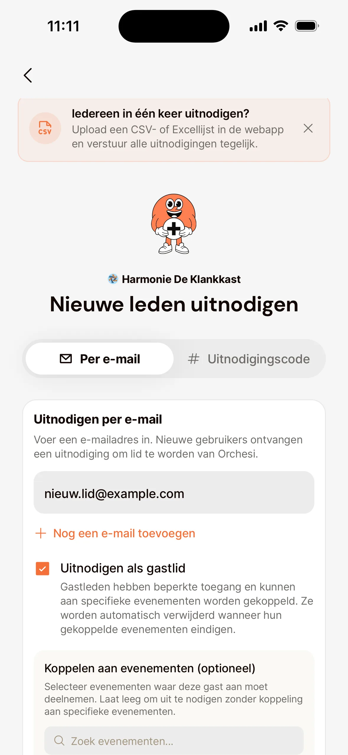 Het scherm Nieuwe leden uitnodigen in de app met een ingevuld e-mailadres en Uitnodigen als gastlid aangevinkt, met daaronder Koppelen aan evenementen (optioneel).