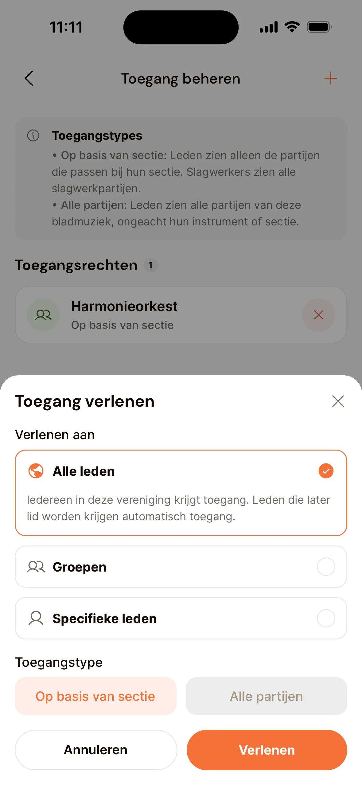 Het scherm Toegang beheren van een werk in de app met het venster Toegang verlenen: Verlenen aan Alle leden, Groepen of Specifieke leden, Toegangstype Op basis van sectie of Alle partijen, en de knoppen Annuleren en Verlenen.