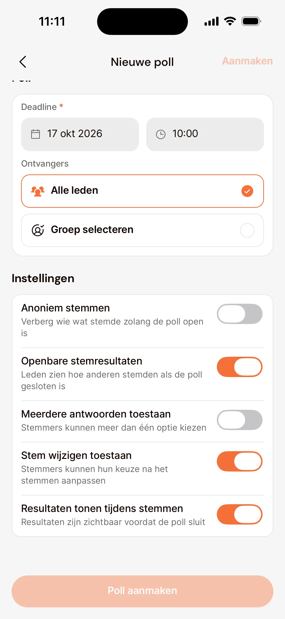 Het scherm Nieuwe poll in de app, bij Deadline, Ontvangers en Instellingen: Anoniem stemmen, Openbare stemresultaten, Meerdere antwoorden toestaan, Stem wijzigen toestaan en Resultaten tonen tijdens stemmen.