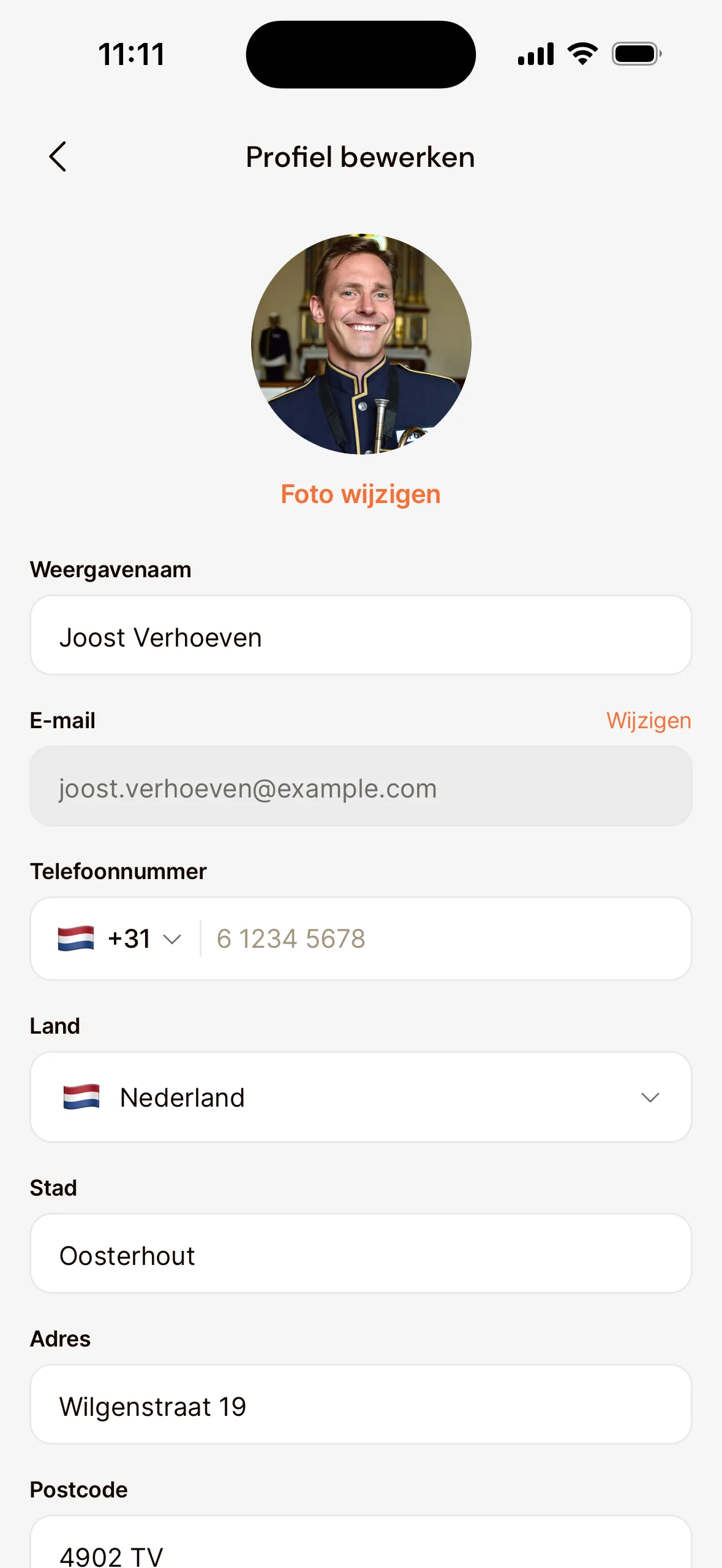 Het scherm Profiel bewerken in de app: de profielfoto met Foto wijzigen, Weergavenaam, E-mail met Wijzigen, Telefoonnummer, Land, Stad, Adres en Postcode.