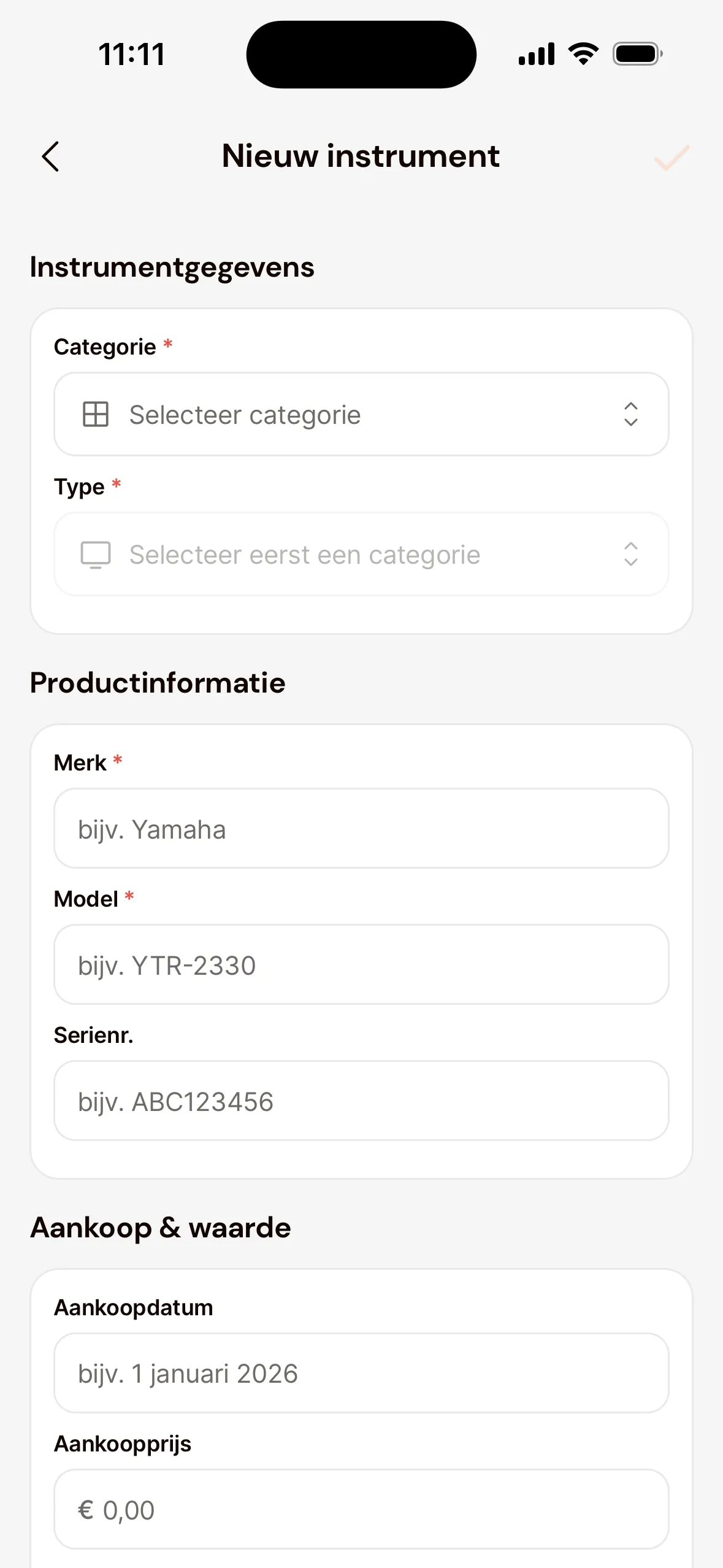 Het scherm Nieuw instrument voor een eigen instrument in de app: onder Instrumentgegevens Categorie en Type, onder Productinformatie Merk, Model en Serienr., en onder Aankoop & waarde Aankoopdatum en Aankoopprijs.