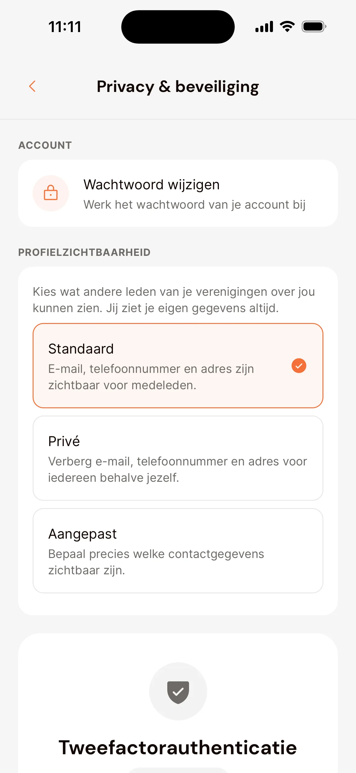 Privacy & beveiliging in de app: Wachtwoord wijzigen, en onder Profielzichtbaarheid de keuzes Standaard (gekozen), Privé en Aangepast, elk met uitleg.