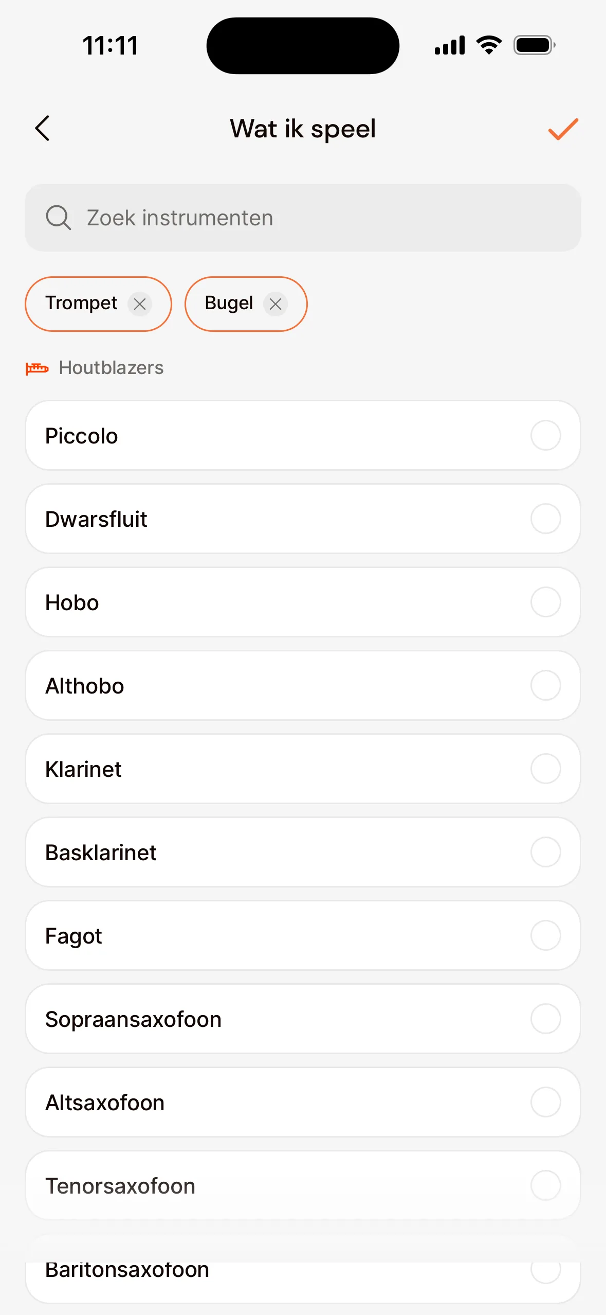 Het scherm Wat ik speel in de app: het zoekveld, de gekozen instrumenten Trompet en Bugel, en de lijst met instrumenten per groep, zoals Houtblazers.