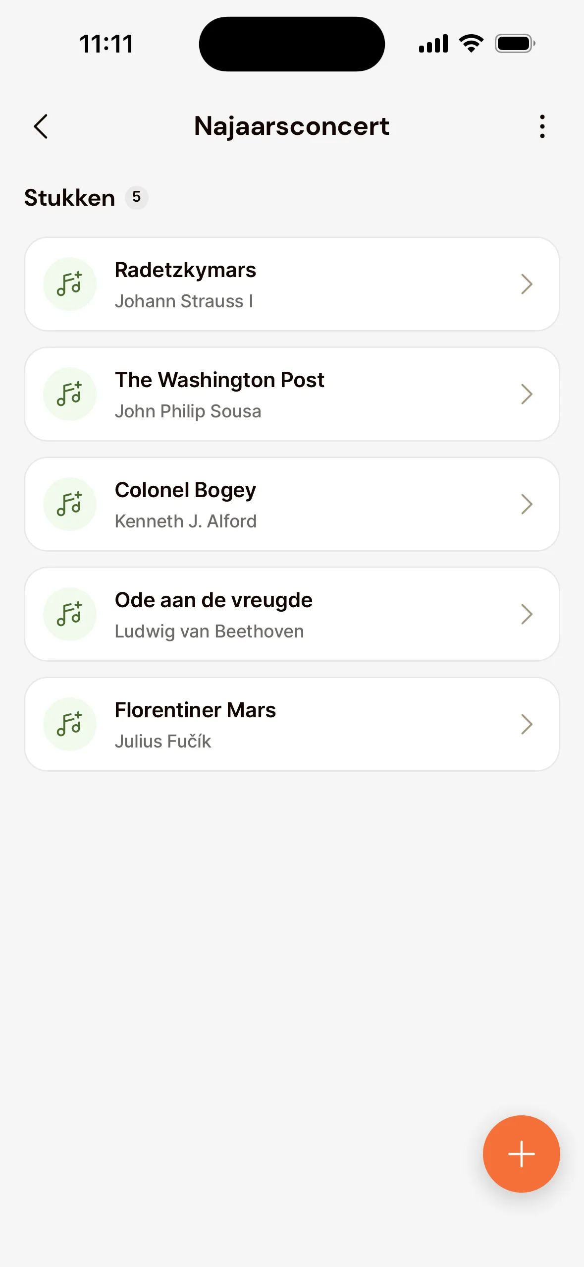 Een setlist in de app: Najaarsconcert met onder Werken de vijf werken met hun componist, en rechtsonder de plusknop om muziek toe te voegen.