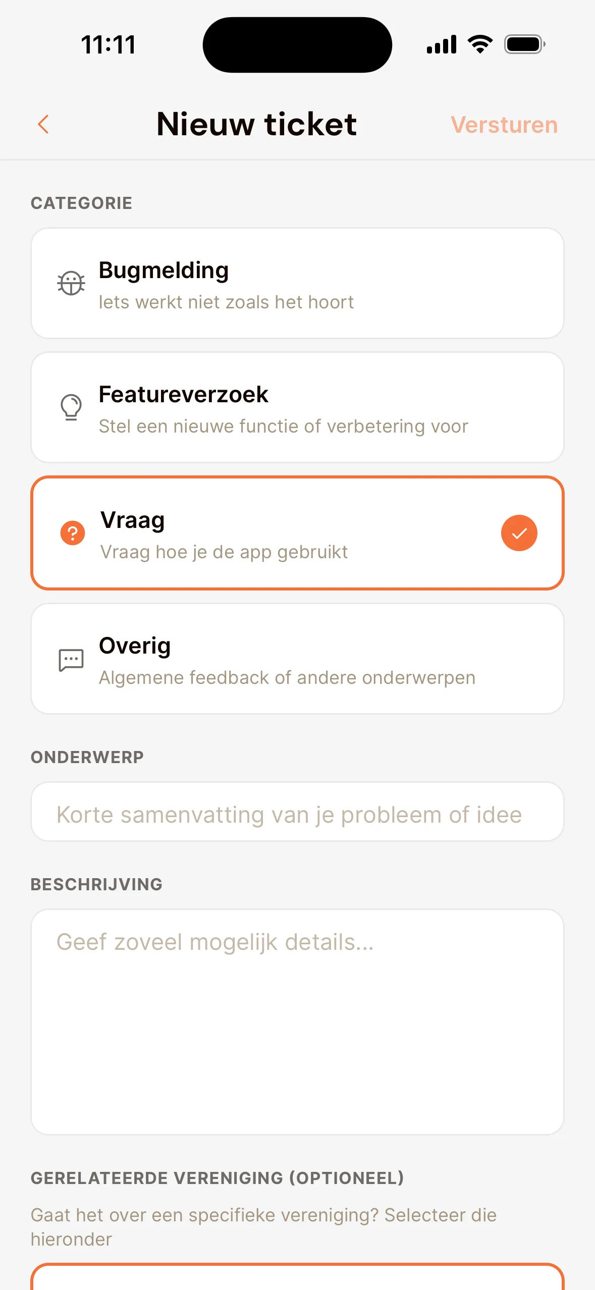 Het scherm Nieuw ticket in de app: onder Categorie Bugmelding, Featureverzoek, Vraag (gekozen) en Overig, de velden Onderwerp en Beschrijving, en Gerelateerde vereniging (optioneel).
