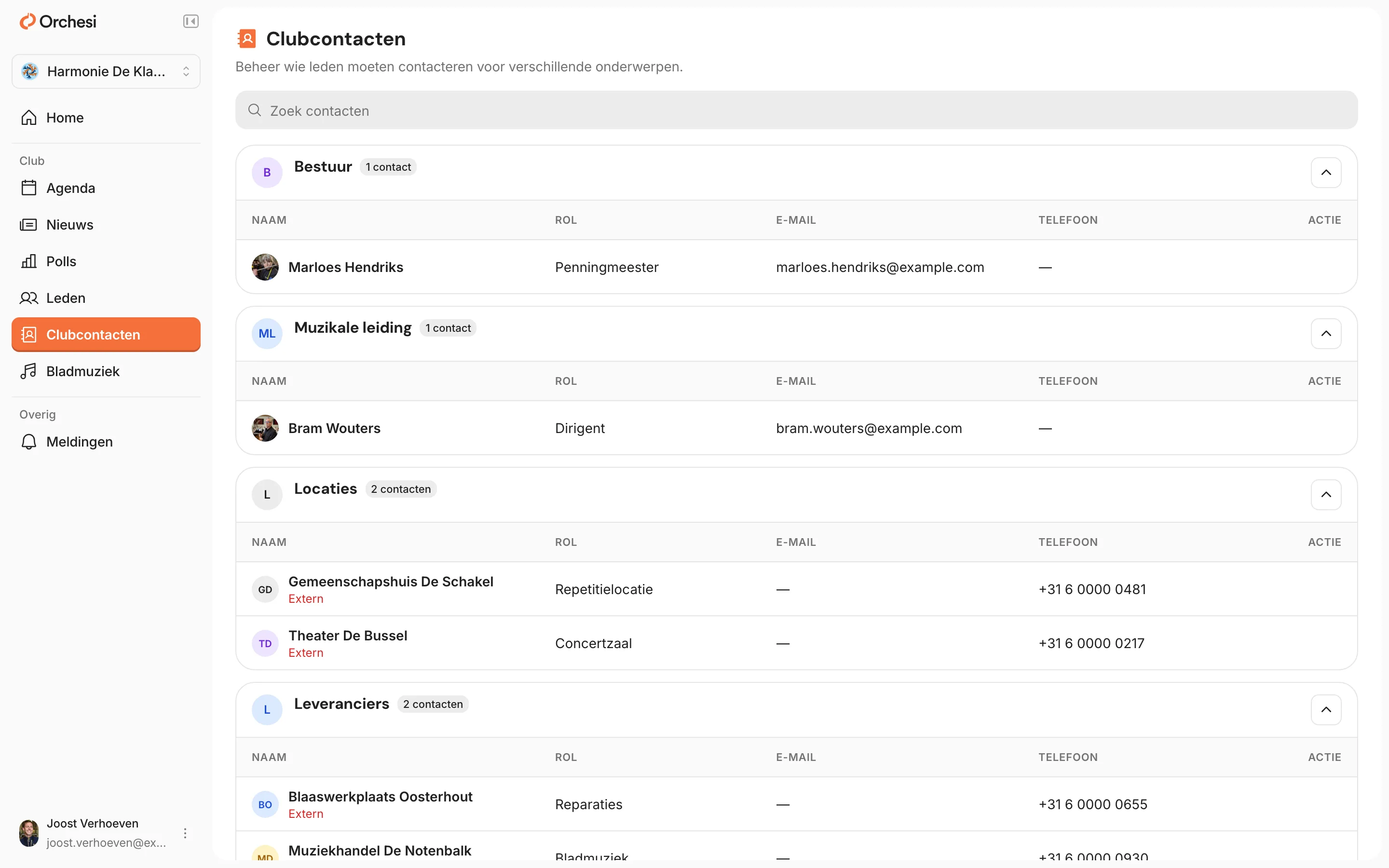 Clubcontacten in de web-app: per onderwerp, zoals Bestuur, Muzikale leiding, Locaties en Leveranciers, de contactpersonen met hun rol, e-mailadres en telefoonnummer.