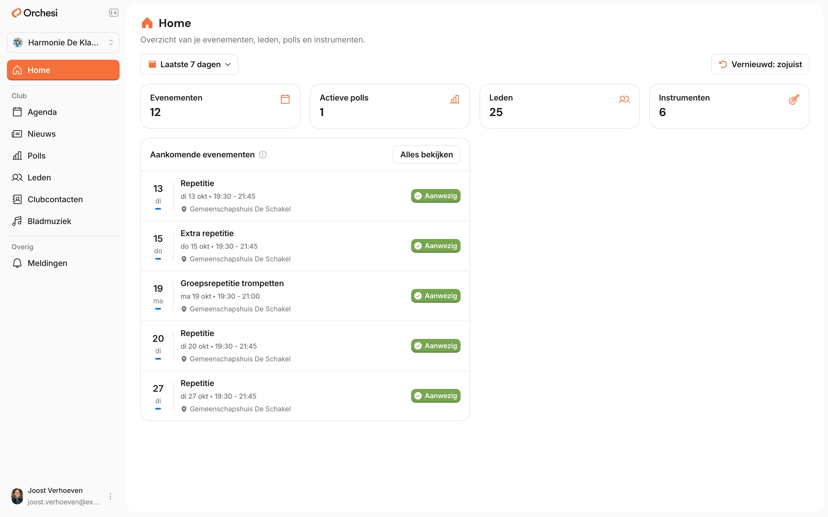 Home in de web-app zoals een lid hem ziet: links het menu met Home, Agenda, Nieuws, Polls, Leden, Clubcontacten, Bladmuziek en Meldingen, met onderaan je naam; rechts de aantallen en Aankomende evenementen.