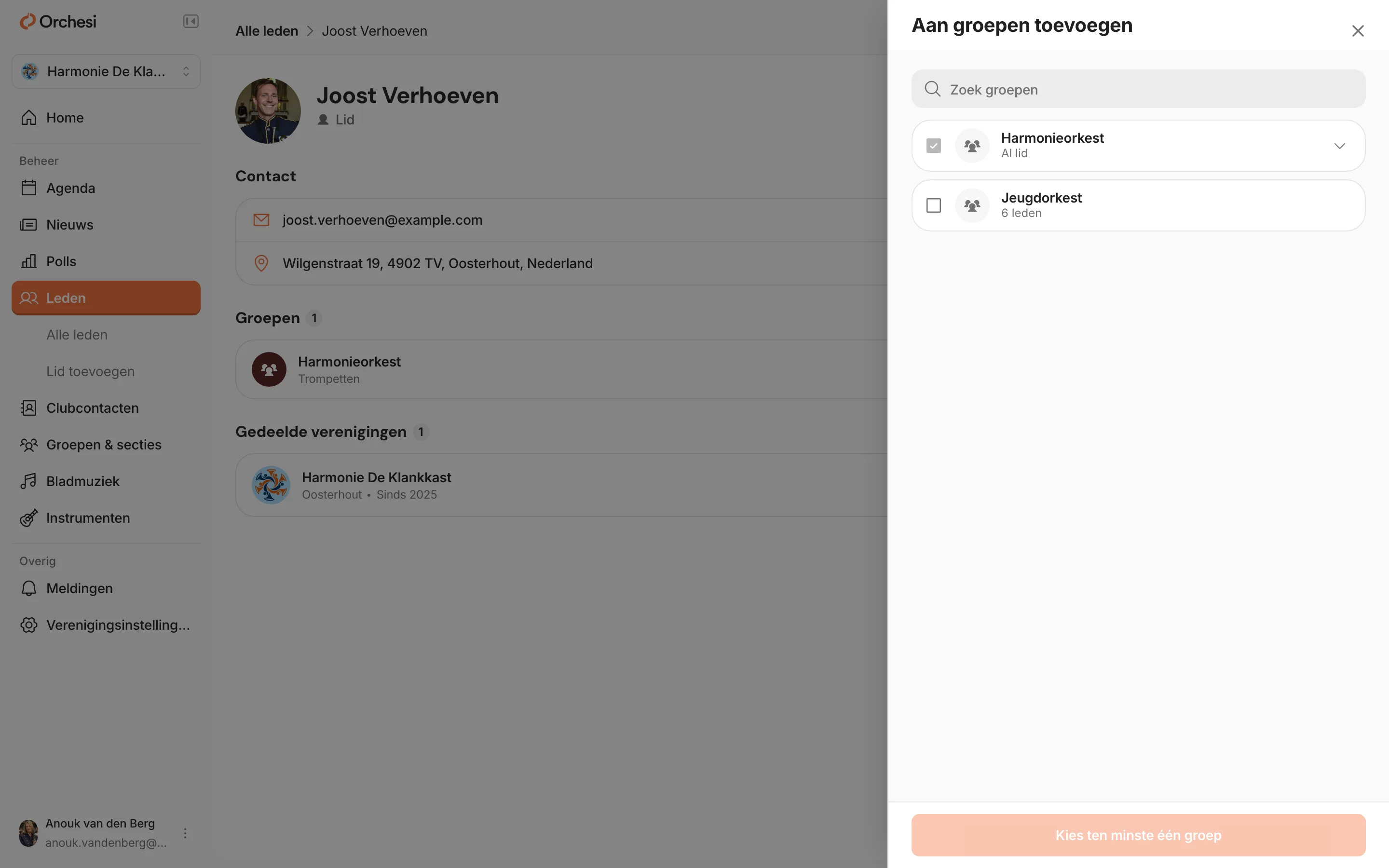 De pagina van een lid met rechts het venster Aan groepen toevoegen: het zoekveld Zoek groepen, Harmonieorkest (Al lid) en Jeugdorkest om aan te vinken.