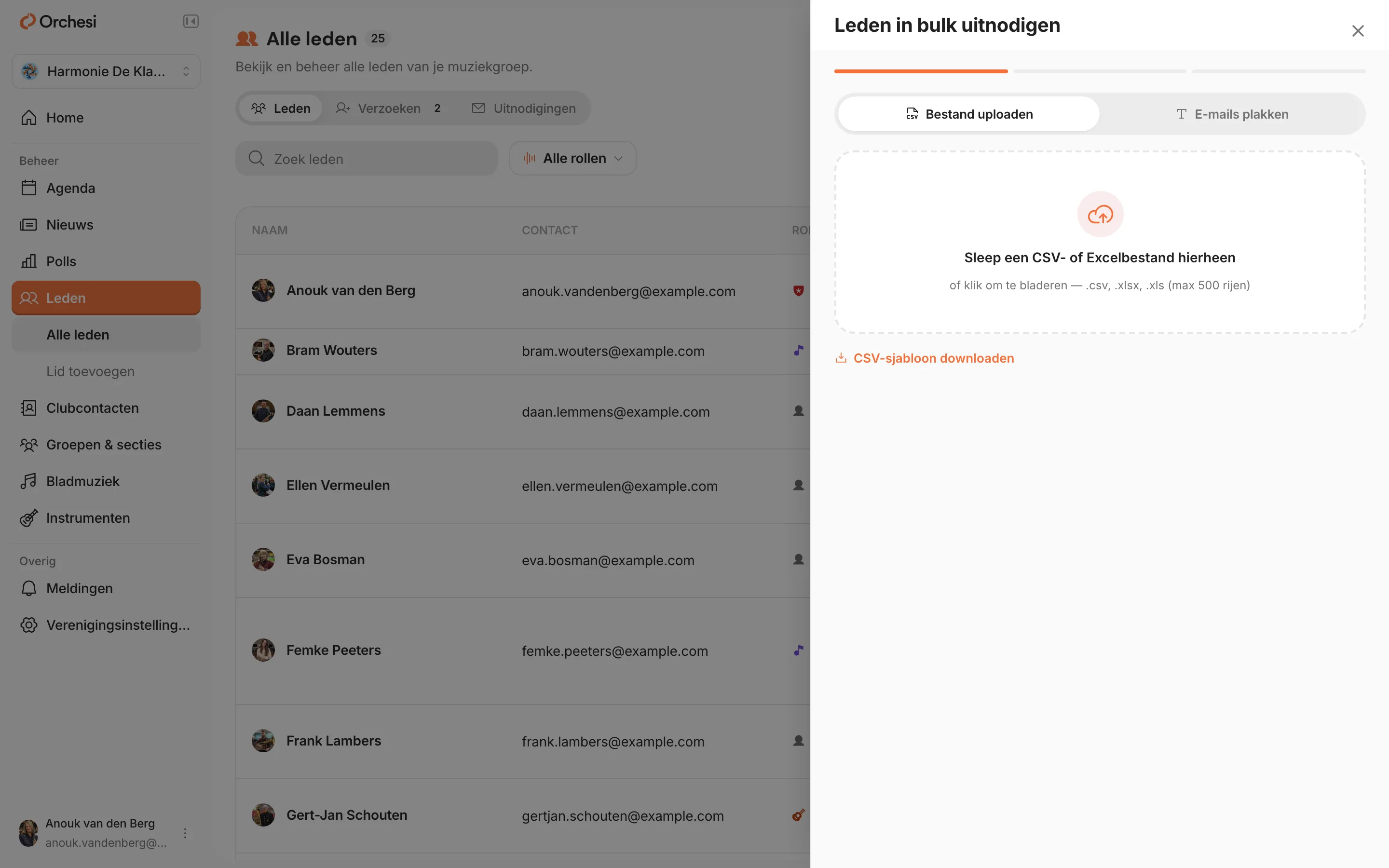 Het venster Leden in bulk uitnodigen: kies Bestand uploaden of E-mails plakken, en sleep een CSV- of Excelbestand naar het uploadvak.