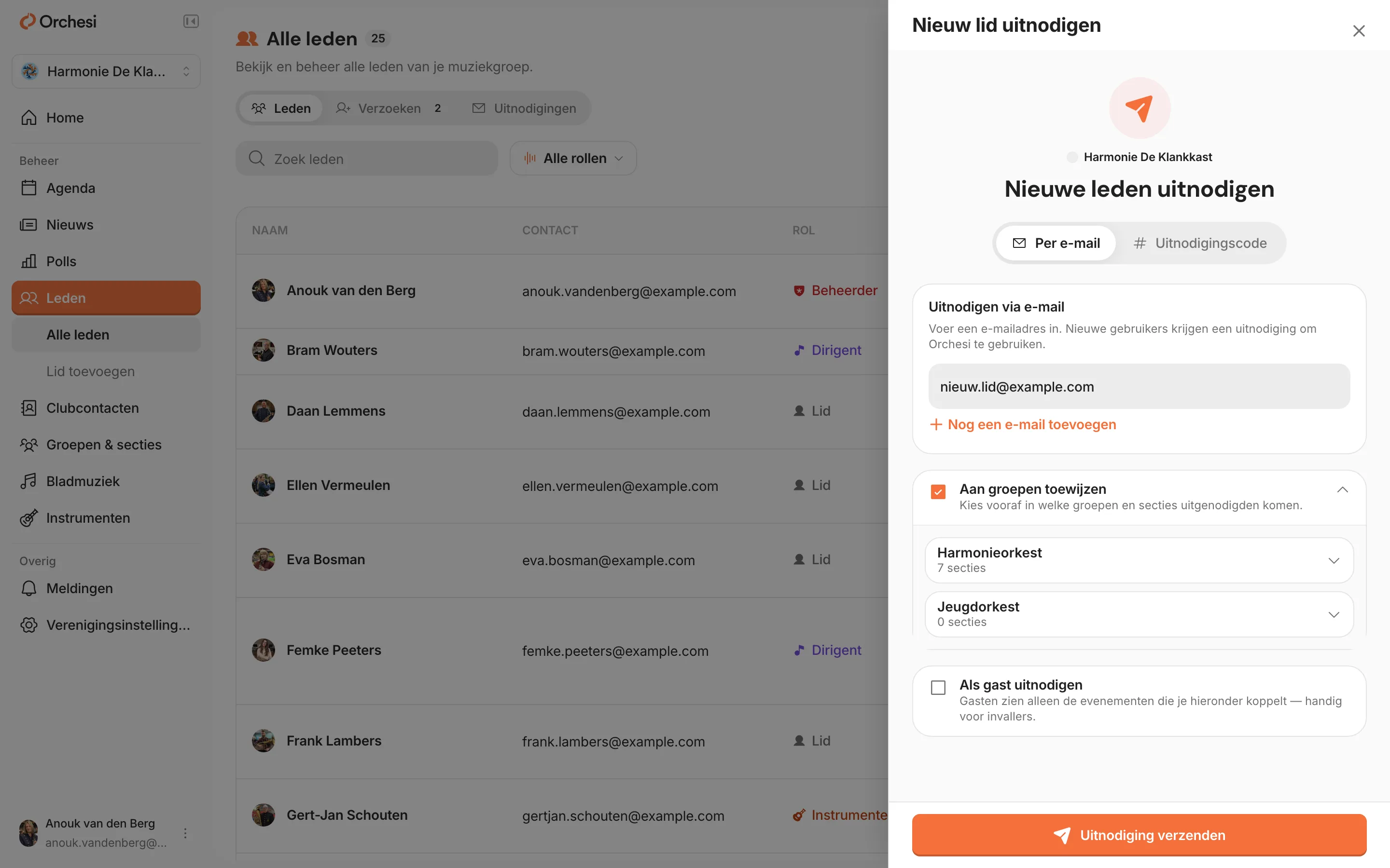 Het venster Nieuw lid uitnodigen, tabblad Per e-mail: een voorbeeldadres ingevuld, Nog een e-mail toevoegen, onder Aan groepen toewijzen de groepen Harmonieorkest en Jeugdorkest, Als gast uitnodigen en onderaan Uitnodiging verzenden.