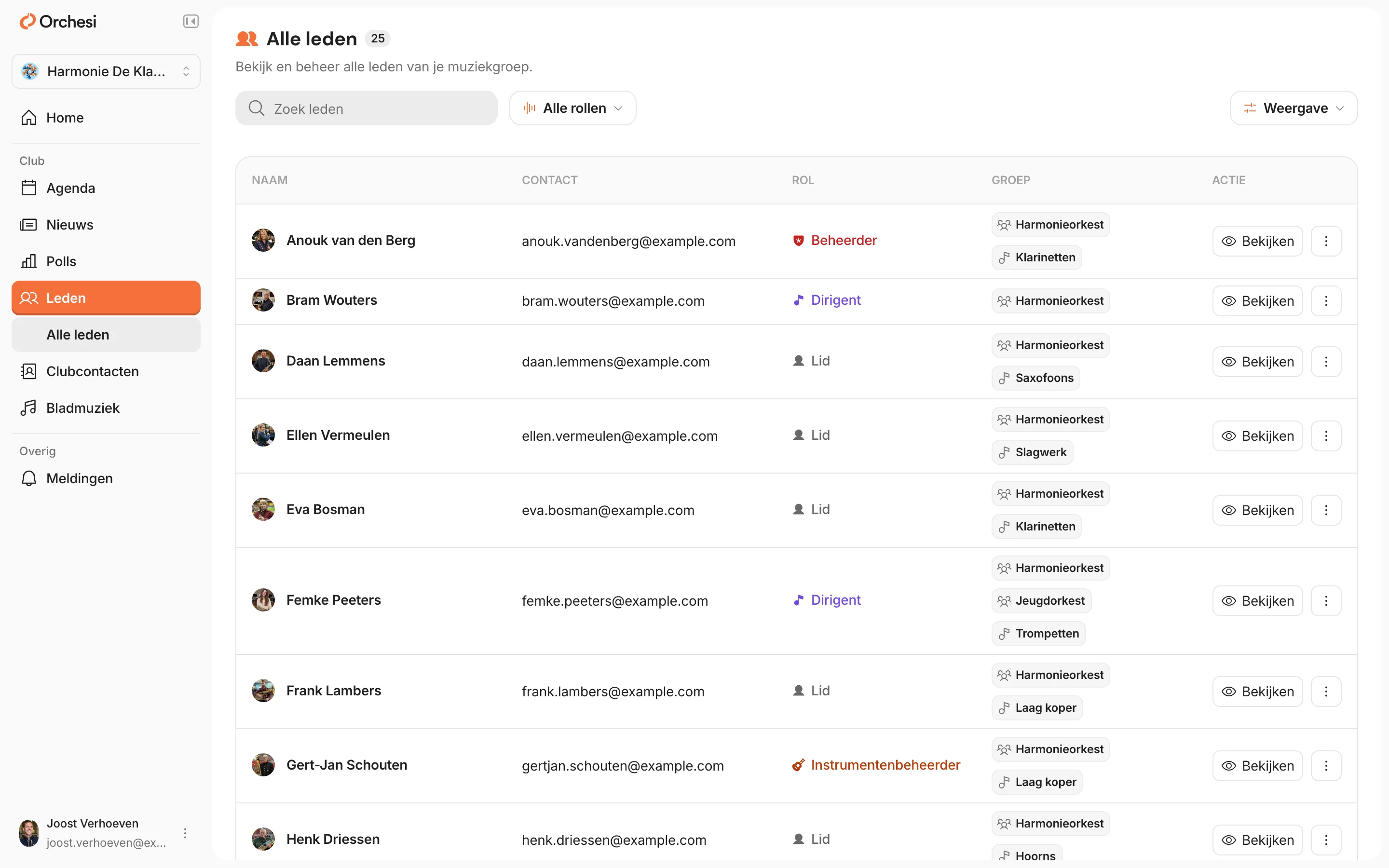 De ledenlijst in de web-app zoals een lid hem ziet: het zoekveld Zoek leden, het filter Alle rollen en per lid het e-mailadres, de rol, de groepen en de knop Bekijken.