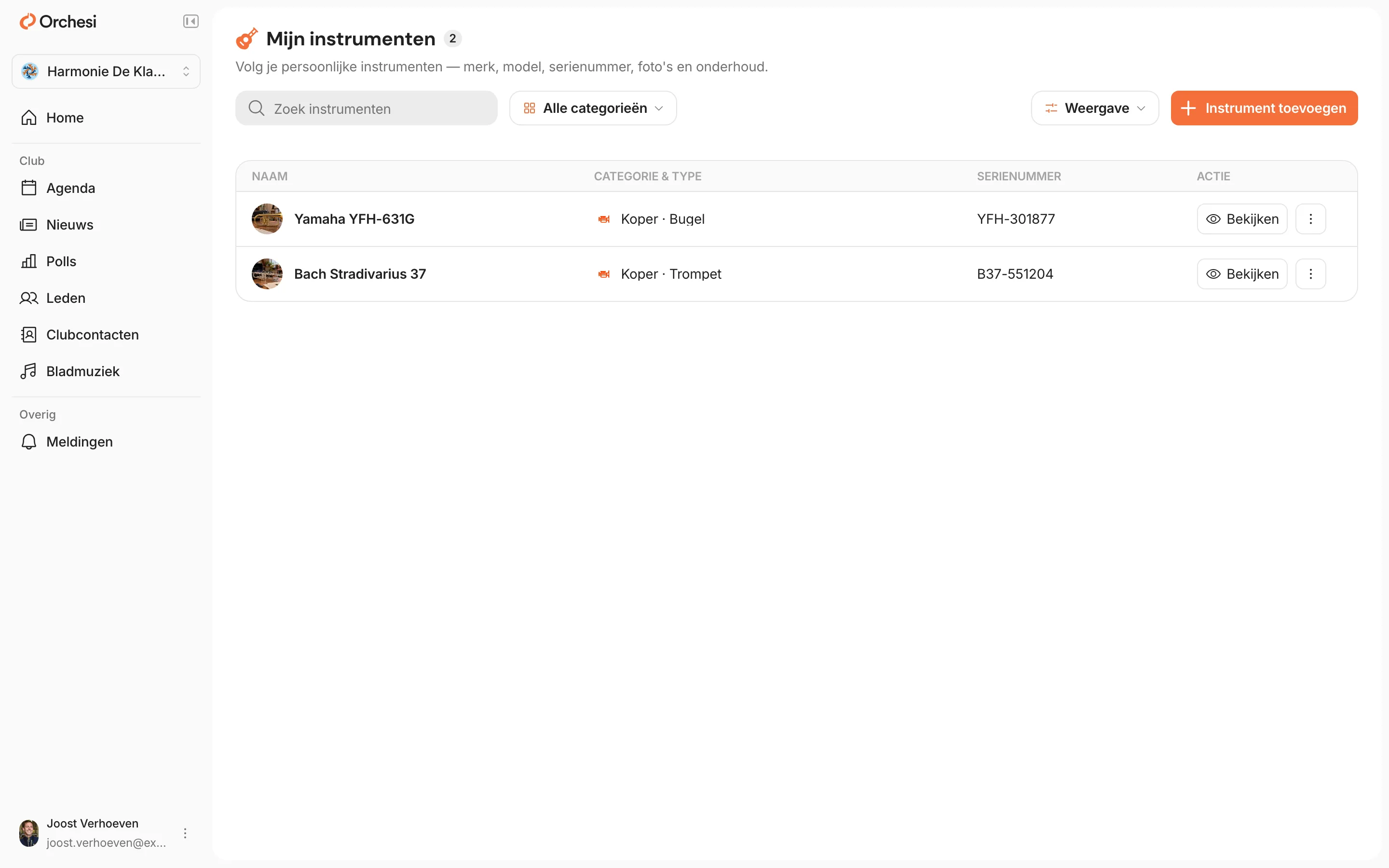 Mijn instrumenten in de web-app: een tabel met twee eigen instrumenten (naam, categorie en type, serienummer en Bekijken), het zoekveld, Alle categorieën en rechtsboven de knop Instrument toevoegen.
