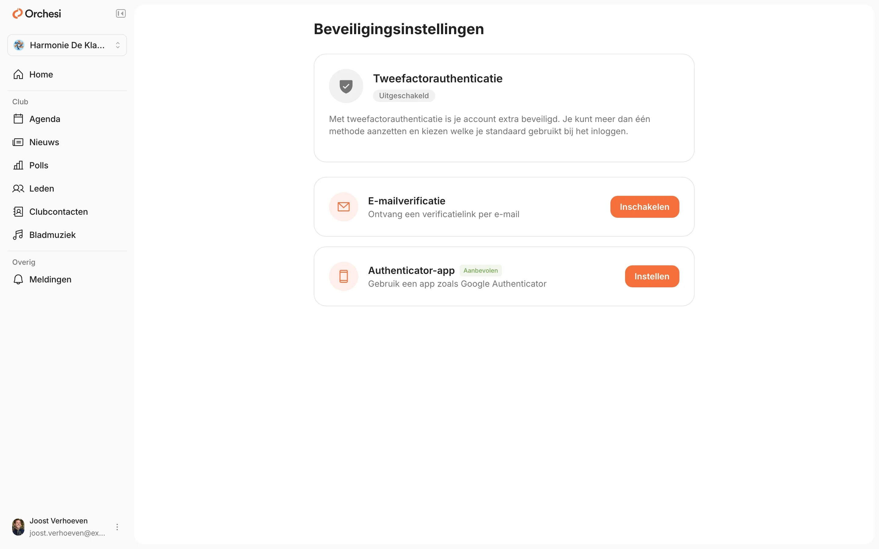 De pagina Beveiligingsinstellingen: Tweefactorauthenticatie staat Uitgeschakeld, met de methoden E-mailverificatie (knop Inschakelen) en Authenticator-app, Aanbevolen (knop Instellen).